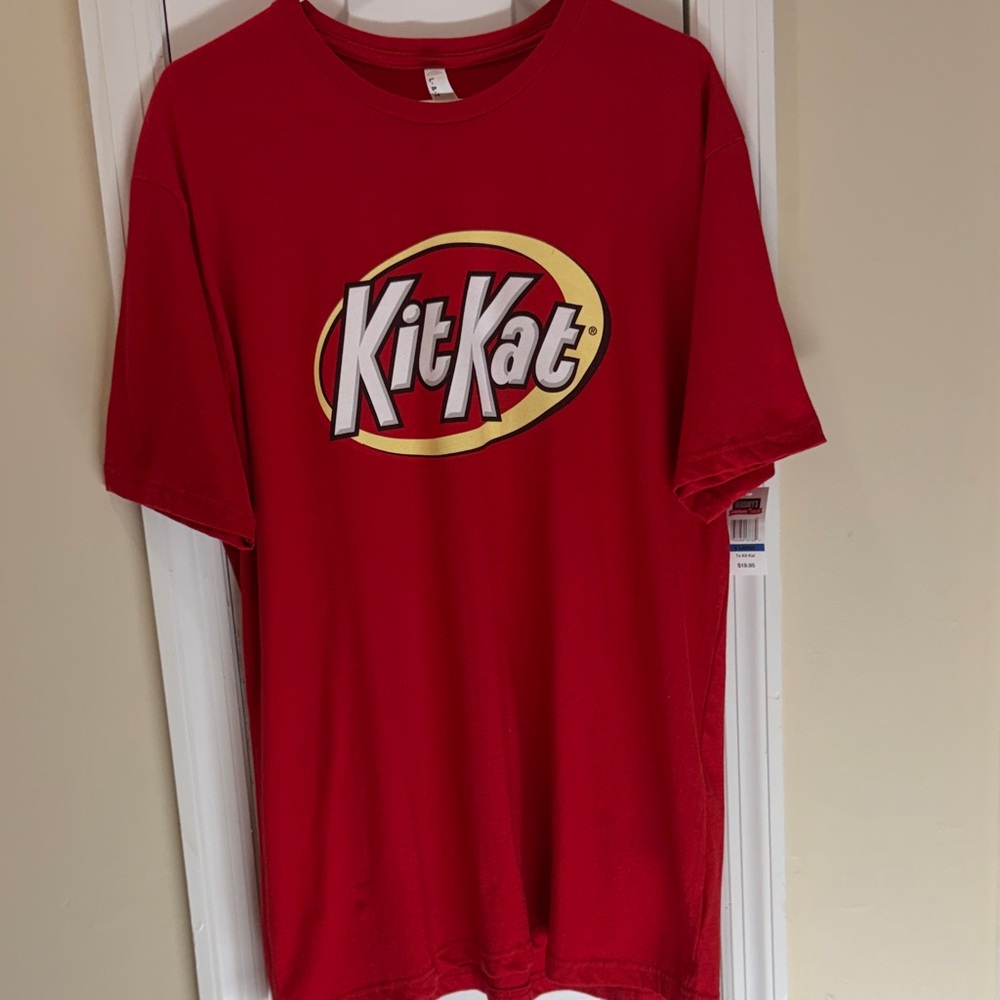 NWT Unisex Red KIT KAT collectable Short Sleeve Tee XL